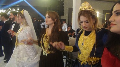 İzol aşireti düğününde takılara koruma tutuldu. Burcu Özdiker-Erhan Urmak'a çanta dolusu altın ve milyonlarca lira