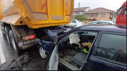 Feci Kaza! Kamyona adeta saplandı