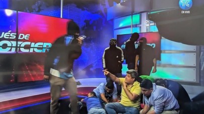 Silahlı grup canlı yayın sırasında stüdyoyu bastı. Çeteler ayaklandı. Çok sayıda polis ve gardiyan rehin alındı