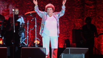 Selda Bağcan'ın provaya çıkarken giydiği kıyafetler gündem oldu