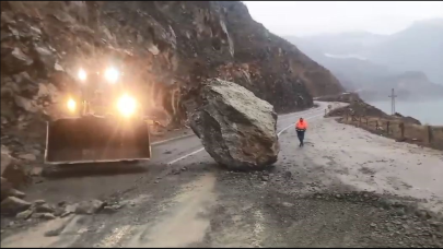 Dev kaya karayoluna düştü!