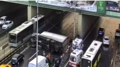 E-5'te kamyon devrildi: Trafik durdu!