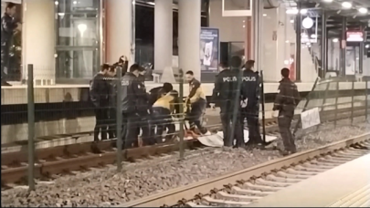 Gece kulübünden çıktı, üst geçitten kendini raylara bıraktı!