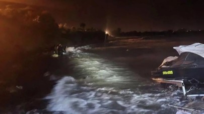 İzmir'de tekne battı. Oğuz İrgit,  İsmet Akdağ ve Orhan Pancar öldü,  Medine Karaduman ve Gökhan Çakır kayıp