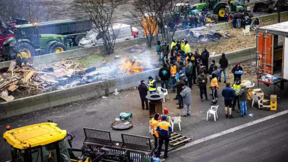 Avrupa'da çiftçiler Belçika-Hollanda sınırını traktörleriyle kapattı!