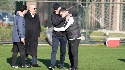 Mehmet Ağar bakın nerede ortaya çıktı. Siyah gözlükleri ve uzun pardesüsüyle dikkat çekti