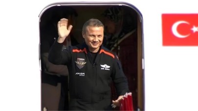 Alper Gezeravcı Türkiye'de! Basın toplantısında uzayda neler yaşadığını anlattı!