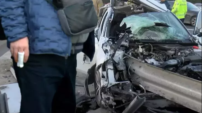 Akılalmaz kaza: Otomobil hurdaya döndü, parmağından hafif şekilde yaralandı!