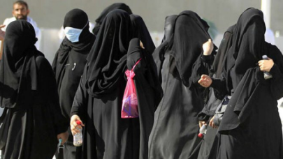 Suudi Arabistan'da çarşaf yasaklandı!