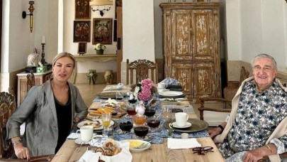 Rahmi Koç Miami'deki muhteşem evinde poz verdi. Duvardaki tablolar dikkat çekti