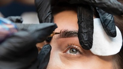 Kaş Kaldırma İşlemi ile Güzelleşin