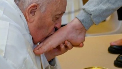 Papa kadınların ayağını yıkayıp öptü