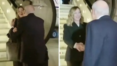 Lübnan Başbakanı İtalya'dan gelen uçaktan inen ilk sarışın kadını öptü. Başbakan geldi sanmış!