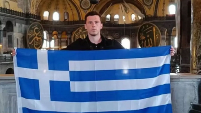 Ayasofya’da provokasyon! Yunan turist bayrak açtı