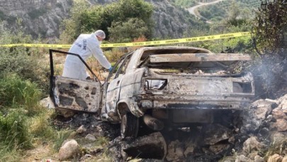 Mersin'de esrarengiz olay: Anne ve oğlu evde,  baba ise aracında yanarak ölmüş halde bulundu!