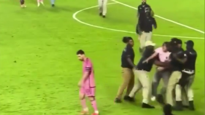 Korumaları göz açtırmıyor! Messi'ye yaklaşmak isteyen taraftar kadın hayatının şokunu yaşadı