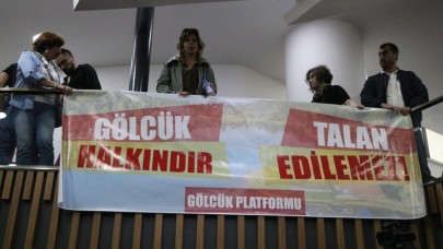 Tanju Özcan'ın karısı Meral Özcan pankartla belediyeyi bastı. Tanju Özcan: Ben de seni protesto ediyorum