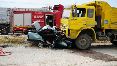 Balıkesir'de feci kaza: Kamyonun altında adeta  kağıt gibi ezildi! 3 ölü, 1 yaralı
