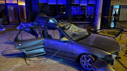 Kocaeli'nde feci kaza! Otomobil ikiye bölündü: 1 ölü,  1 yaralı!