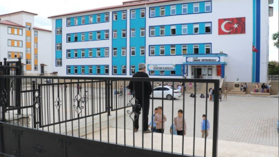 Okulda şiddet durmuyor! Kopya çeken öğrenci öğretmenini bıçakladı!