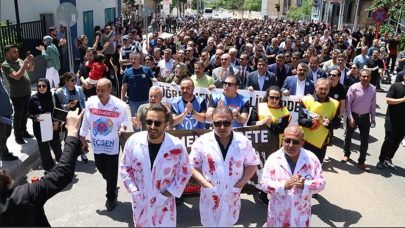 Türkiye genelinde eğitimciler  iş bırakarak sokağa indi! Öldürülen meslektaşları için ses yükselttiler