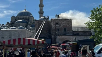 Eminönü Mısır Çarşısı'nda korkutan yangın: Çok sayıda itfaiye ekibi sevk edildi