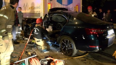 Pendik'te 19 yaşındaki Ahmet Güler otomobiliyle TIR'ın altına girdi