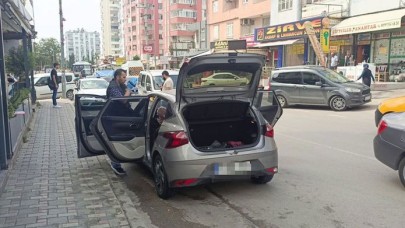 Adana'da iş yerine ateş ettiler. Yoldan otomobiliyle geçen Hayriye Derin ensesinden vuruldu