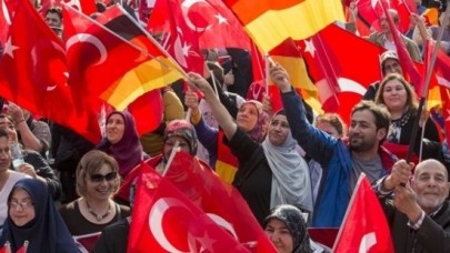 Yurt dışında kaç Türk yaşıyor? En fazla Türk nerede? Rakamları açıklandı