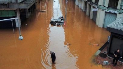 Meteoroloji 18 ili 'Acil' diyerek uyardı. Çok yağmur yağacak sel tehlikesi var
