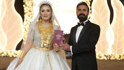 İzol aşiretinden Mehmet Aydınlık bankacı Ayşegül Altıner'le evlendi. Kilolarca altın takılan gelin hareket edemedi