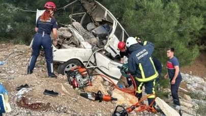Antalya'da feci kaza: Safinaz Tekinaykut öldü. Ali Tosun,  Safibaz Tosun,  Remzi Burgurlar ağır yaralı