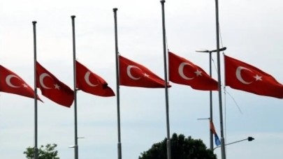 Türkiye'de bayraklar yarıya indirildi