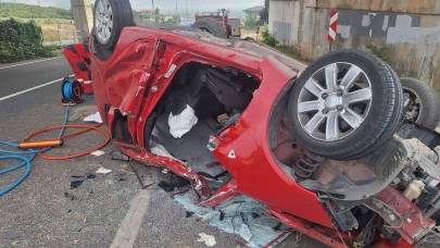 Muğla'da feci kaza: Sürücü Zeynep Tüfekçi araçtan fırlayıp yola savruldu. Hande Kaya araçta sıkıştı