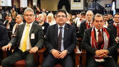 Dursun Özbek Süheyl Batum'a fark attı