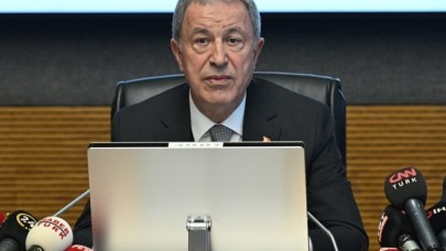 Hulusi Akar'ın mikrofonu açık kaldı: Nerede lan? Burada konuşan nerden?
