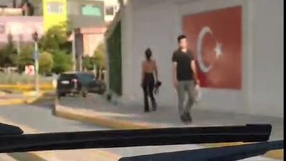 Üstü çıplak kadın bir anda sokağa fırladı. 'Beni siz delirttiniz' diye bağırdı