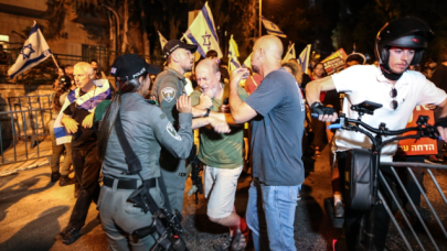 Batı Kudus'te Netanyahu için protestoya on binler katıldı!