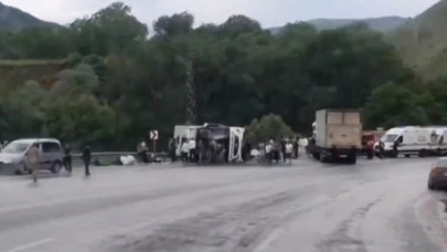 Van Bitlis kara yolunda yolcu otobüsü TIR'la çarpıştı. 2 kişi öldü 30 kişi yaralandı