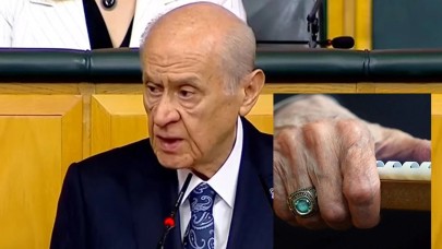 Devlet Bahçeli'nin dikkat çeken yüzüğü. Herkes üzerinde yazanı konuşuyor