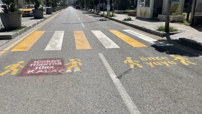 Van'da Kürtçe yazılan trafik kurallarının üzerine 'Türkiye Türk’tür,  Türk kalacak' yazıldı