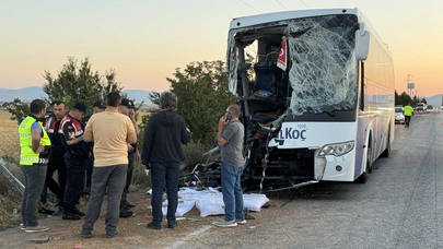 Kamil Koç firmasının otobüsü kamyonla çarpıştı. Ölü ve yararılar var