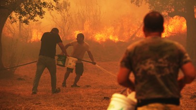 İzmir cayır cayır yanıyor. Yüzlerce ev ve iş yeri tahliye edildi. Yangının çıkış nedeni belli oldu