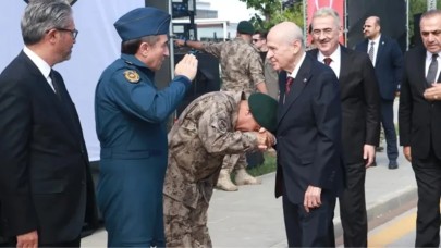 Bahçeli'nin elini öptüğü için tartışılan Özel Harekat Başkanı sessizliğini bozdu