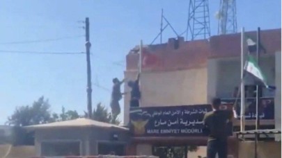 Suriyeliler Suriye’de Türk bayrağını parçaladı,  Türklerin araçlarına saldırdı