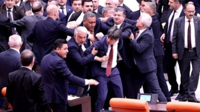 Meclis'te ortalık karıştı: Yumruklar havada uçuştu!