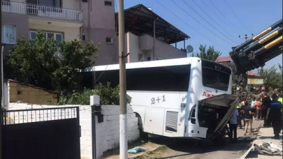 Yolcu otobüsü eve çarptı: Gökhan Cansız Kaya yaşamını kaybetti 15 yaralı!