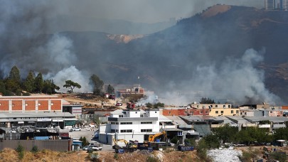 İzmir’de büyük yangın. Karşıyaka'da evler yanıyor