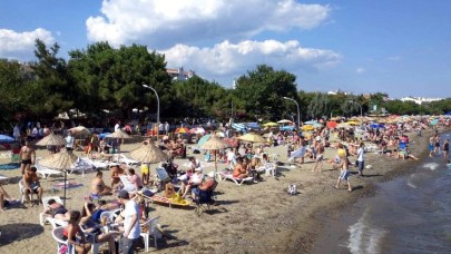 9 çocuk babası adam plajda kadınları görüntülerken yakalandı. Kadınlar dövüp polise teslim etti