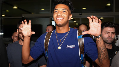 Beşiktaş'ın yeni transferi İstanbul'da. Kartal pozu verdi